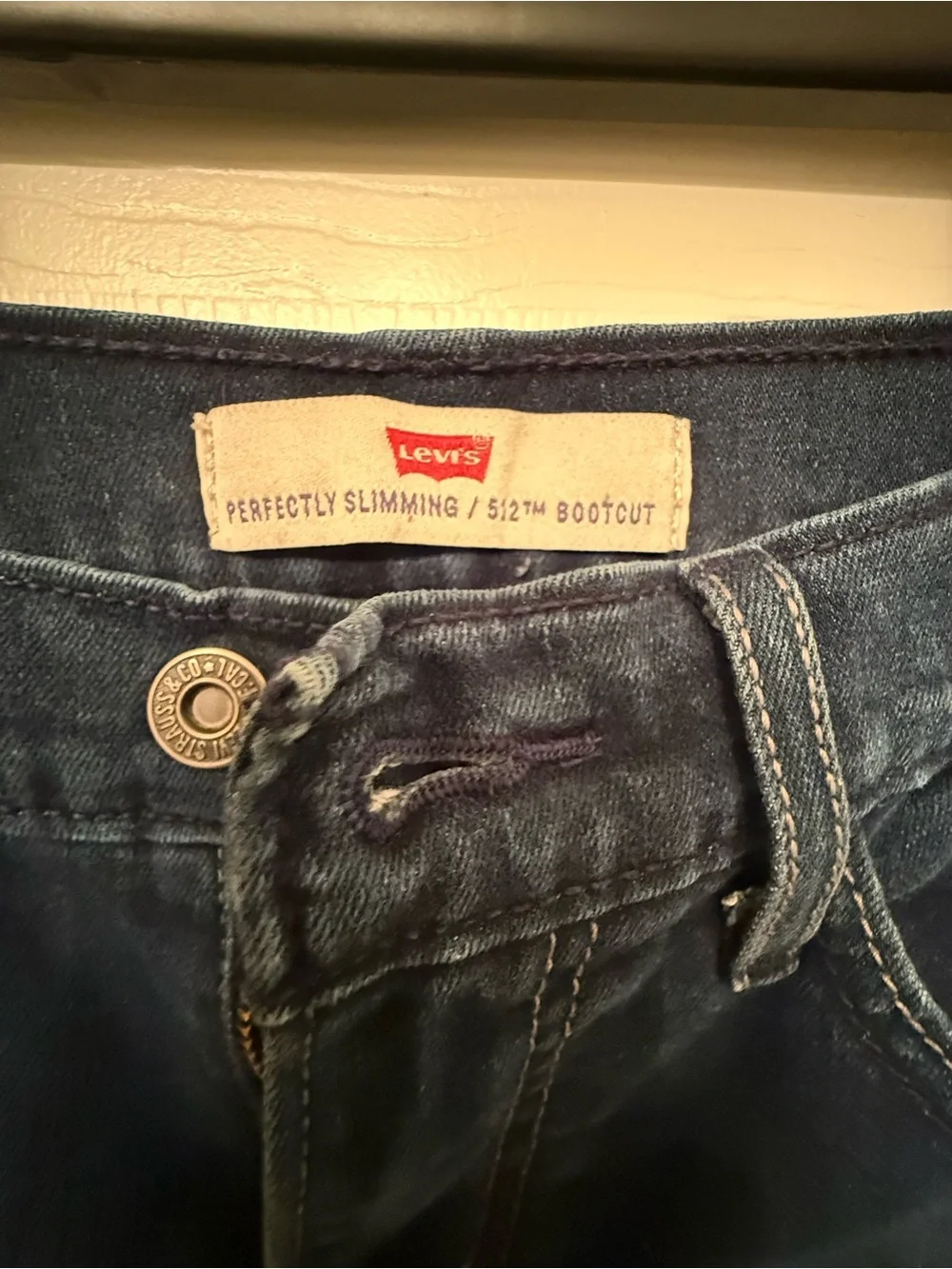Levi's Perfectly Slimming 512 Bootcut Jeans Size 2M Dark Wash Denim Pants Womens